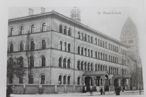Schulhaus vor dem Krieg